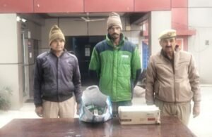 मथुरा 1 जनवरी 25*थाना राया पुलिस द्वारा अवैध शराब सहित अभियुक्त एक पेटी व 20 पाऊच अवैध देशी शराब सहित गिरफ्तार ।*