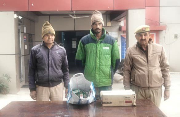 मथुरा 1 जनवरी 25*थाना राया पुलिस द्वारा अवैध शराब सहित अभियुक्त एक पेटी व 20 पाऊच अवैध देशी शराब सहित गिरफ्तार ।*
