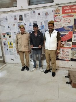 मथुरा 4 जनवरी 26*थाना वृन्दावन पुलिस द्वारा एक अभियुक्त को नाजायज चाकू के साथ किया गिरफ्तार* ।