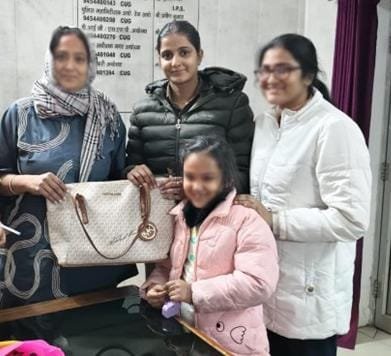 अयोध्या 4जनवरी 26*पश्चिम बंगाल से दर्शन करने आई महिला का तीस हजार नगद सहित खोया बैग अयोध्या पुलिस ने किया सुरक्षित सुपुर्द अयोध्या 4जनवरी 26*पश्चिम बंगाल से दर्शन करने आई महिला का तीस हजार नगद सहित खोया बैग अयोध्या पुलिस ने किया सुरक्षित सुपुर्द