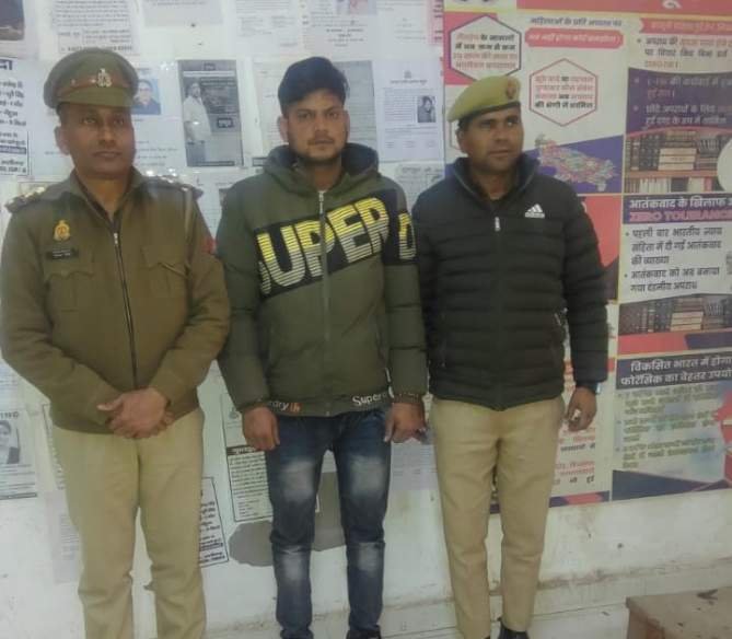 मथुरा 5 जनवरी 26*थाना वृन्दावन पुलिस ने शादी के झासा देकर बलात्कार करने वाले वाँछित अभियुक्त को किया गिरफ्तार* मथुरा 5 जनवरी 26*थाना वृन्दावन पुलिस ने शादी के झासा देकर बलात्कार करने वाले वाँछित अभियुक्त को किया गिरफ्तार*