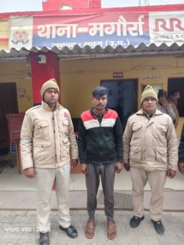 मथुरा 5 जनवरी26* एक महिला व उसकी नाबालिक पुत्री के साथ बलात्कार करने तथा वीडियो बनाकर ब्लैकमेल करने वाले अभियुक्त को किया गिरफ्तार ।* मथुरा 5 जनवरी26* एक महिला व उसकी नाबालिक पुत्री के साथ बलात्कार करने तथा वीडियो बनाकर ब्लैकमेल करने वाले अभियुक्त को किया गिरफ्तार ।*