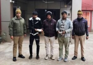 मथुरा 8 जनवरी 26* जुआ खेल रहे 03 अभियुक्तगण को मौके से मय ताश की गड्डी व 3900/- नगद धनराशि के किया गिरफ्तार ।*