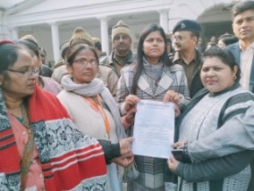 कानपुर नगर9जनवरी26*प्रदर्शन कर आशाओं ने अपर आयुक्त रेणु सिंह को ज्ञापन सौंपा