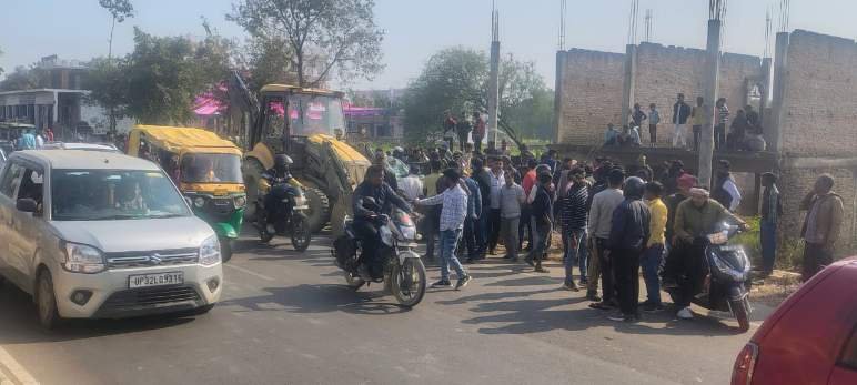 कौशाम्बी 10 जनवरी 26*भाई को खोजने जा रहे बाइक सवार को कार ने मारी टक्कर एक की मौत तीन घायल*