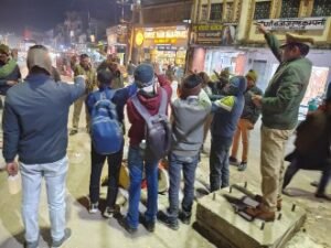 कौशाम्बी 10 जनवरी 26*संदीपन घाट थाना प्रभारी ने मूरतगंज चौराहे पर यातायात जागरूकता अभियान के तहत वाहन स्टैंड के टेंपो चालकों को दिलाई शपथ*