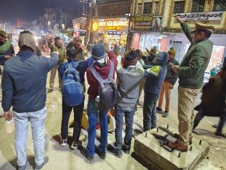 कौशाम्बी 10 जनवरी 26*संदीपन घाट थाना प्रभारी ने मूरतगंज चौराहे पर यातायात जागरूकता अभियान के तहत वाहन स्टैंड के टेंपो चालकों को दिलाई शपथ*