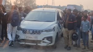 अयोध्या २४ जनवरी २६*रोड क्रास कर रहे युवक को बचाने के चक्कर मे अर्टिगा पलटी, दो घायल