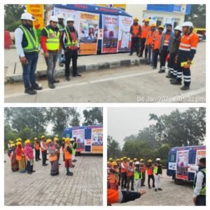 कानपुर नगर 4जनवरी 26*शिवराजपुर नेवादा टोल प्लाजा पर कर्मियों ने वाहनों में रिफ्लेक्टिव लगाकर जागरूक किया
