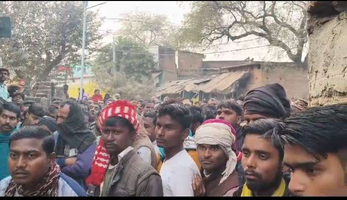 बाँदा01जनवरी 2026*घर मे घुसे पड़ोसी अधेड़ की युवती ने फरसा मारकर की हत्या,मौके पर पहुंची पुलिस*