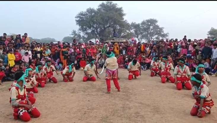 बाँदा 01जनवरी 26*नववर्ष 2026 पर विशाल दिवारी नृत्य की गूंज, बड़ोखर बांदा रमेश पाल की टीम रही विजेता बाँदा 01जनवरी 26*नववर्ष 2026 पर विशाल दिवारी नृत्य की गूंज, बड़ोखर बांदा रमेश पाल की टीम रही विजेता