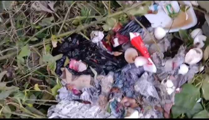 अयोध्या 6जनवरी 26**अयोध्या महोत्सव:बना अराजकतत्व का अड्डा दारु की बोतल अंडा का छिलका और कंडोम की पैकेट उड़ा रहा मनको कि धज्जिया 