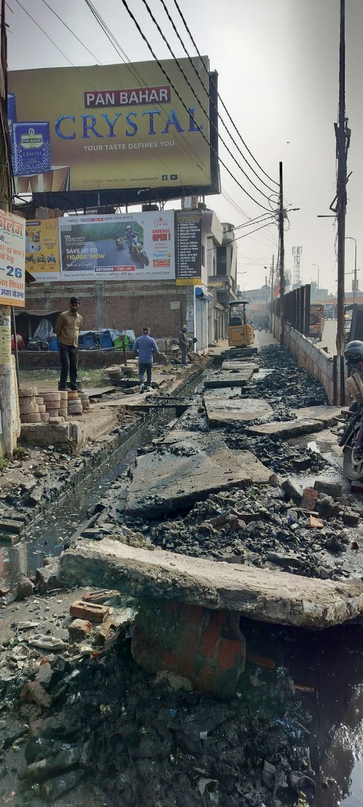 लखीमपुर खीरी १ जनवरी २६ *  नगर पालिका की लापरवाही से शहर की यातायात व्यवस्था पूरी तरह चरमराई। ..