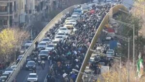 नई दिल्ली २ जनवरी २६ * ईरान में विद्रोह हुआ हिंसक अब तक 7 लोगों की मौत..! ईरान में विद्रोह हुआ हिंसक अब तक 7 लोगों की मौत..! 1. ईरान में सरकार के खिलाफ लोगों का गुस्सा भड़क गया है। 2. सरकार के खिलाफ शुरू हुए विरोध प्रदर्शनों की आग ग्रामीण इलाकों तक पहुंच गई है। हिंसा में 7 लोगों की मौत हो गई है जिसमें ईरान की पैरामिलिट्री फोर्सेस का एक जवान शामिल है।