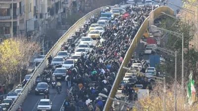 नई दिल्ली २ जनवरी २६ * ईरान में विद्रोह हुआ हिंसक अब तक 7 लोगों की मौत..! ईरान में विद्रोह हुआ हिंसक अब तक 7 लोगों की मौत..! 1. ईरान में सरकार के खिलाफ लोगों का गुस्सा भड़क गया है। 2. सरकार के खिलाफ शुरू हुए विरोध प्रदर्शनों की आग ग्रामीण इलाकों तक पहुंच गई है। हिंसा में 7 लोगों की मौत हो गई है जिसमें ईरान की पैरामिलिट्री फोर्सेस का एक जवान शामिल है।