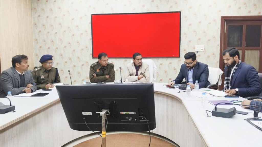 मथुरा 9 जनवरी 26*मथुरा द्वारा कलेक्ट्रेट सभागार में अधिकारियों के साथ मीटिंग। ...