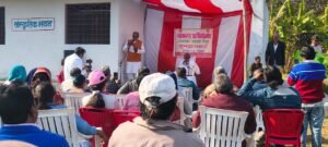 मथुरा 12 जनवरी 26*दुनियां में सबसे पहले और सबसे बड़ा काम है न्यायस्थापना - अरविंद अंकुर जी* मथुरा से बृजभूषण शर्मा की खबर यूपीआजतक *शिक्षा, रोजगार, आवासीय सुविधा एवं संरक्षण प्रदान करना ही न्यायनगर कार्ययोजना का उद्देश्य - अरविंद अंकुर* *देशभर मे 15 हजार सामाजिक न्यायनगर बसाने की योजना* चित्रकूट। उत्तरप्रदेश, मध्यप्रदेश राज्य के चित्रकूट के नजदीक सतना जिले के मझगवां तहसील में कानपुर रोड न्यायनगर का दसवां स्थापना दिवस 6 जनवरी को मनाया गया। बताते चलें न्यायस्थापना के लिए एक मॉडल दुनियाभर के समक्ष प्रस्तुत किया जा रहा है। सामाजिक विद्यालय,सामाजिक चिकित्सालय सामाजिक बस्ती एवं सामाजिक उद्यम का कार्य प्रारंभ हो चुका है। न्यायनगर में मानव सभ्यता स्थापित की जा रही है । बताते चलें कि यह स्थान भारत के सबसे गरीब स्थानों में से एक था। अब इस स्थान का प्रतिवर्ष विकास हो रहा है। वार्षिकोत्सव के अवसर पर मधुर जी ने धर्म संस्थापक संघ के संस्थापक श्री अरविंद अंकुर जी का माला पहनाकर स्वागत किया। सनत जी द्वारा संचालन किया गया। अंकुर जी ने संबोधन में बताया कि दुनिया में वास्तव में सबसे पहले और सबसे बड़ा काम न्याय स्थापना करना है। संस्था द्वारा विगत वर्षों से यहां पर एक न्यायशील ग्रामयोजना का क्रियान्वयन हेतु कार्य किया जा रहा है । अब इस क्षेत्र की जनता के दुःखों का अंत प्रारम्भ हो चुका है। जनता को यहां पर उनकी क्षमताओं के अनुसार रोजगार सुलभ होगा । देशभर मे न्यायनगर बसाने का कार्य किया जायेगा। मानवता की रक्षा के लिए न्याय का धर्म लाना होगा। न्यायरूपी धर्म को सनातन धर्म माना जाता है। न्याय को ही समुचित व्यवहार कहते हैं। न्यायशील सामाजिक व्यवस्था द्वारा न्यायसमाज के सदस्यों को उनकी मूलभूत आवश्यकता शिक्षा, रोजगार, आवासीय सुविधा एवं स्वस्थ-संरक्षण प्रदान करना ही न्यायनगर कार्ययोजना का उद्देश्य है । इस क्रांतिकारी योजना के वार्षिकोत्सव अवसर पर गुरुजी द्वारा सभी को बधाई एवं शुभकामनाएं प्रदान की गयी। इस अवसर पर उत्तरप्रदेश , मध्यप्रदेश, छत्तीसगढ़, बिहार, झारखंड, बंगाल, महाराष्ट्र, उत्तराखण्ड तमाम राज्यों से आये लोगों ने न्यायनगर का भ्रमण किया। न्याय समाज प्रभारी शैलेन्द्र यदु ने न्यायनगर की कार्ययोजना की विस्तृत जानकारी दी। स्थानीय लोगों मे न्यायनगर को विकसित देखकर बहुत प्रसन्न हो रहे हैं। स्थानीय लोग अपने भविष्य को उज्जवल होते हुए देखकर हर्षित हो रहे हैं। राष्ट्रीय मीडिया प्रभारी चन्द्रसेन शर्मा जी ने कहा वास्तव मे न्यायसमाज की सदस्यता लेने वालों की संख्या बढ़ती जा रही है। न्याय स्थापना से ही देश की जनता को शिक्षा,रोजगार,आवासीय सुविधाएं तथा संरक्षण सुलभ हो सकता है। अन्य कोई विकल्प नहीं। न्याय के सिद्धांत पर संचालित न्यायनगर की योजनाएं अद्भुत है। इस अवसर पर अलग अलग राज्यों से आये सम्यक जी, शीला जी, संदेश जी, नलिन पांडेय जी,संजीव सिंह जी, संजीव सिकदर जी, सतीश तिवारी जी, रविन्द्र जी, रूपेश जी,लाला बहादुर यादव जी, राकेश गगन जी, डॉ अंजू जी,जयचंद पटेल जी, रामफल पाटिल जी, शशांक जी, अनुराग तिवारी जी, पुरुषोत्तम बंधू जी, नैनी जी, अपराजिता जी, अचिंत जी, छत्रपाल जी, सुशांत जी, निशांत जी, वरुण जी, सुशील शर्मा जी अभिषेक जी आदि मुख्यरूप से उपस्थित रहे।