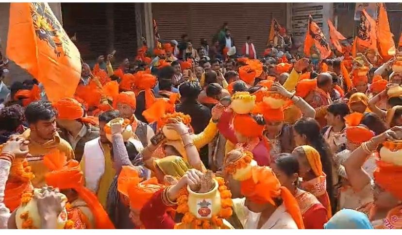 बाँदा १६ जनवरी २०२६ * हनुमंत कथा के एक दिन पूर्व भब्य कलश यात्रा निकली गई