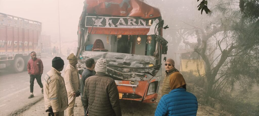 अयोध्या 18 जनवरी 26 * हादसे में 6 यात्री घायल,3 की हालत गंभीर। ..