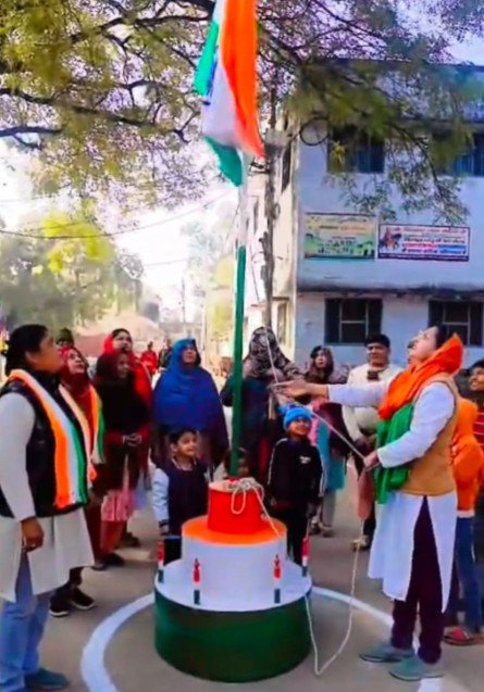 मेरठ २६ जनवरी २०२६ *राष्ट्रीय मानव एकता संस्था के कार्यालय सदर थाने के पीछे गणतंत्र दिवस पर शालिनी सिंह जी ने किया ध्वजारोहण 