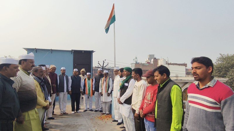 मुग़लसरायँ २६ जनवरी२६ *कालीमहाल चौराहा स्थित कैम्प कार्यालय पर रामजी गुप्ता पूर्व अध्यक्ष शहर कांग्रेस कमेटी मुगलसराय ने 77 वें गणतंत्र दिवस पर राष्ट्रीय ध्वज फहराया।