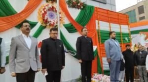 लखनऊ२६ जनवरी २६ * -सूचना निदेशक विशाल सिंह ने गणतंत्र दिवस पर राष्ट्रीय ध्वज फहराया और अधिकारियों-कर्मचारियों को संविधान के प्रति निष्ठा का संकल्प दिलाया।