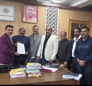 लखनऊ २८ जनवरी २६ * नई भवन उपविधि के क्रियान्वयन में बरती जा रही शिथिलता को लेकर उत्तर प्रदेश आदर्श व्यापार मंडल के पदाधिकारियों का प्रतिनिधिमंडल प्रदेश अध्यक्ष संजय गुप्ता के नेतृत्व में आवास आयुक्त श्री बलकार सिंह से मिला