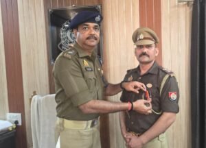 कानपूर नगर 27 जनवरी 2026 *डी-2 गैंग के इनामी अपराधी की गिरफ्तारी पर फजलगंज थाना क्षेत्र के मील एरिया चौकी प्रभारी पवन प्रताप सिंह को डीजीपी का शौर्य सम्मान