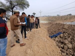 बाँदा ३१ जनवरी २६ * संदिग्ध परिस्थितियों में गड्ढे में पड़ा मिला युवक का शव,सूचना पाकर पहुंची पुलिस ने शव को लिया कब्जे में,घटना स्थल पर की जांच पड़ताल,मौके पर मिले शव की पहचान के बाद मौके पर से परिजनो को किया गया सूचित,