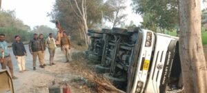 अयोध्या 6 जन्वरी 6 * नीलगाय को बचाने के चक्कर में केमिकल लदा टैंकर पलटा