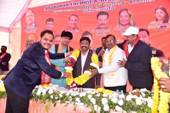 प्रयागराज२७ जनवरी २६ * डी.एस.ए. ग्राउंड में आयोजित उत्तर प्रदेश केमिस्ट एवं ड्रगिस्ट एसोसिएशन के शपथ ग्रहण एवं शैक्षिक कार्यशाला कार्यक्रम में मुख्य अतिथि के रूप में सम्मिलित हुआ व नए पदाधिकारियों को शपथ दिलाई।