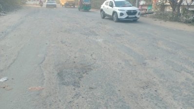 कानपुर नगर6फरवरी26*कालपी रोड पनकी रेलवे ओवर ब्रिज सड़क में गड्ढे और उखड़ी गिट्टी लोगों की मुसीबत व जान का खतरा ।*