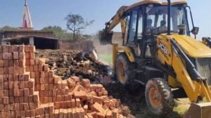 कौशाम्बी 16 फ़रवरी 26*अवैध रुप से ग्रामसभा भूमि पर बनायी गयी बाउण्ड्रीवाल को हटाया*