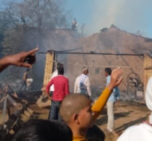 कौशाम्बी 16 फ़रवरी 26*दो किसानों के घर में अचानक लगी आग ट्रैक्टर सहित तीन भैंस झुलसी*