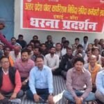 बाँदा 17 फ़रवरी 26*गिरफ्तारी न होने से संविदा विद्युत कर्मी धरना आंदोलन पर बैठे*