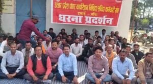 बाँदा 17 फ़रवरी 26*गिरफ्तारी न होने से संविदा विद्युत कर्मी धरना आंदोलन पर बैठे*