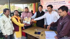 कौशाम्बी18फ़रवरी26*जिला पंचायत अध्यक्ष ने कृषकों को प्याज बीज गेंदा बीज शाकभाजी बीज एवं ड्रैगन फ्रूट पौध का किया वितरण*