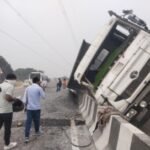 कौशाम्बी19 फ़रवरी 26*टायर फटने से पलटा ट्रेलर ड्राइवर व खलासी घायल*