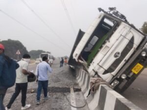 कौशाम्बी19 फ़रवरी 26*टायर फटने से पलटा ट्रेलर ड्राइवर व खलासी घायल*