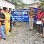 उन्नाव20फ़रवरी26*इनर व्हील क्लब उन्नाव की टीम द्वारा यातायात प्रभारी को महिलाओ ने एक बैरियर भेंट किया 