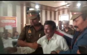 अयोध्या 21फ़रवरी26*रुदौली तहसील में न्याय न मिलने पर पीड़ित ने खुद पर पेट्रोल डालकर की आत्महत्या की कोशिश