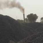 कानपुर नगर 22 फ़रवरी 26*क्षेत्र के दिलीप नगर गांव में सड़क निर्माण के लिए लगा प्लांट उगल रहा जहर।