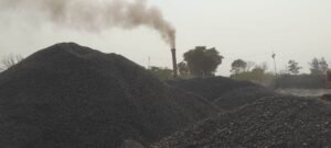 कानपुर नगर 22 फ़रवरी 26*क्षेत्र के दिलीप नगर गांव में सड़क निर्माण के लिए लगा प्लांट उगल रहा जहर।