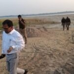 मिर्ज़ापुर 22 फ़रवरी 26* कछुआ सेंचुरी क्षेत्र में अवैध रूप से खनन कर रहे नाविकों एवं उनके नावों को धरपकड़ कर कार्यवाही