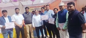 कौशाम्बी 22 फ़रवरी 26*विशेष प्रगाढ़ पुनरीक्षण में उत्कृष्ट कार्य करने वाले कार्मिकों को एडीएम ने प्रशस्ति पत्र प्रदान कर किया सम्मानित*