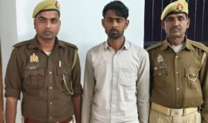 मथुरा 24 फरवरी 26* एक साइबर अपराधी को 01 एण्ड्राइड मोबाइल व 01 फर्जी आधार कार्ड सहित गिरफ्तार किया गया ।*