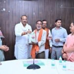 कौशाम्बी 26 फ़रवरी 26*राज्यमंत्री स्वतंत्र प्रभार ने लाभार्थियों को आयुष्मान कार्ड, कृषि यंत्र व बीज किट किया प्रदान*