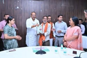 कौशाम्बी 26 फ़रवरी 26*राज्यमंत्री स्वतंत्र प्रभार ने लाभार्थियों को आयुष्मान कार्ड, कृषि यंत्र व बीज किट किया प्रदान*