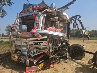 अयोध्या ८ फ़रवरी २६*पेड से टकराए दूध का टैकर मालिक के भाई की हुई मौत*