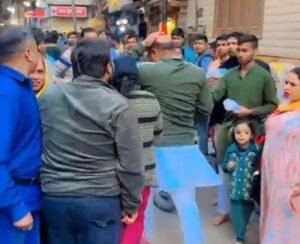 वृंदावन 14 फ़रवरी 26*बांकेबिहारी मंदिर सेवायत ने श्रद्धालु से मारपीट, सिर फोड़ा --